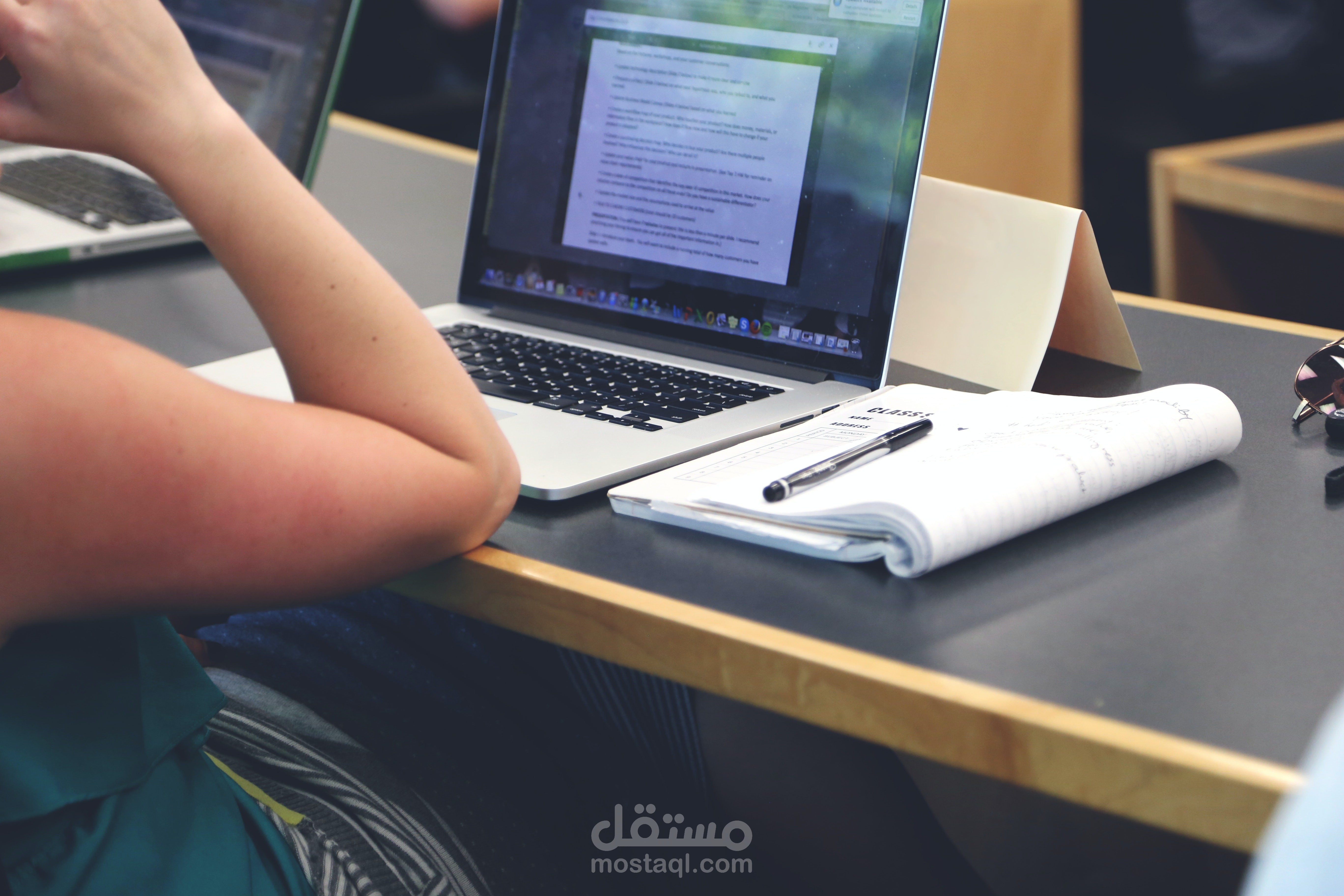 كتابة منشورات لمواقع التواصل الاجتماعي.