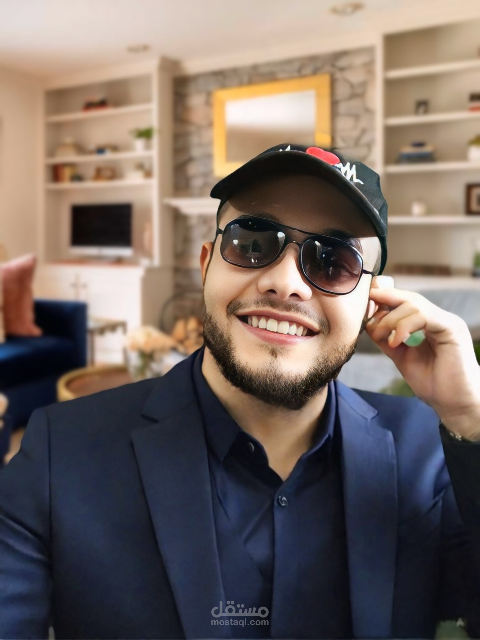مقدم محتوى تقنى على اليوتيوب