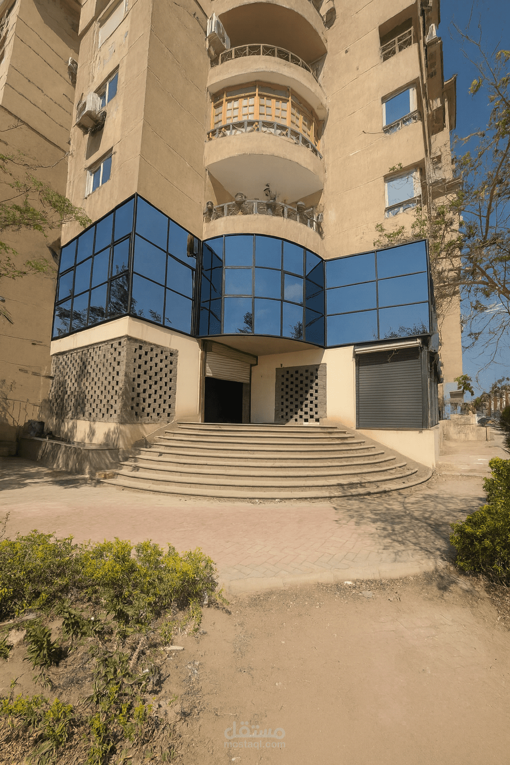 تصميم واجهة استركشر تخيلية ورندر معماري لمبنى قائم