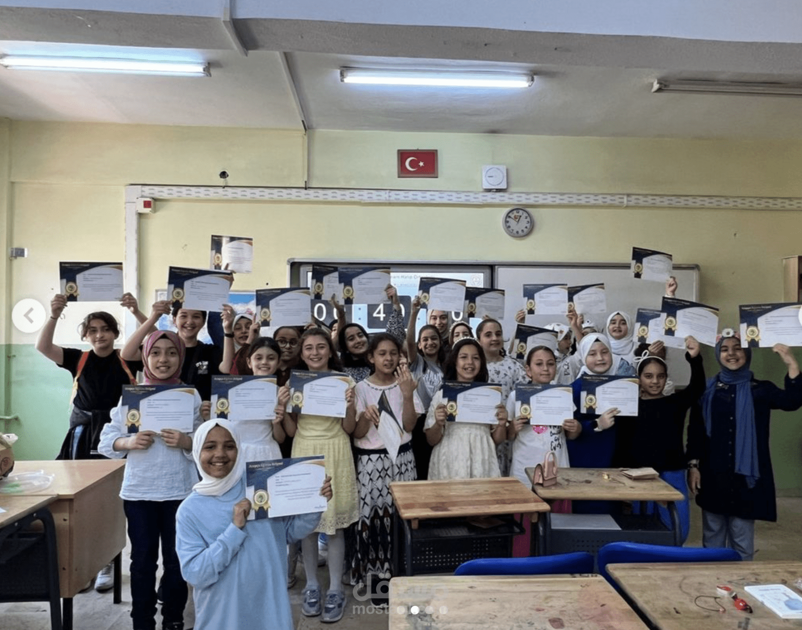 معلم لغة عربية للطالبات الأتراك في المرحلة الإعدادية