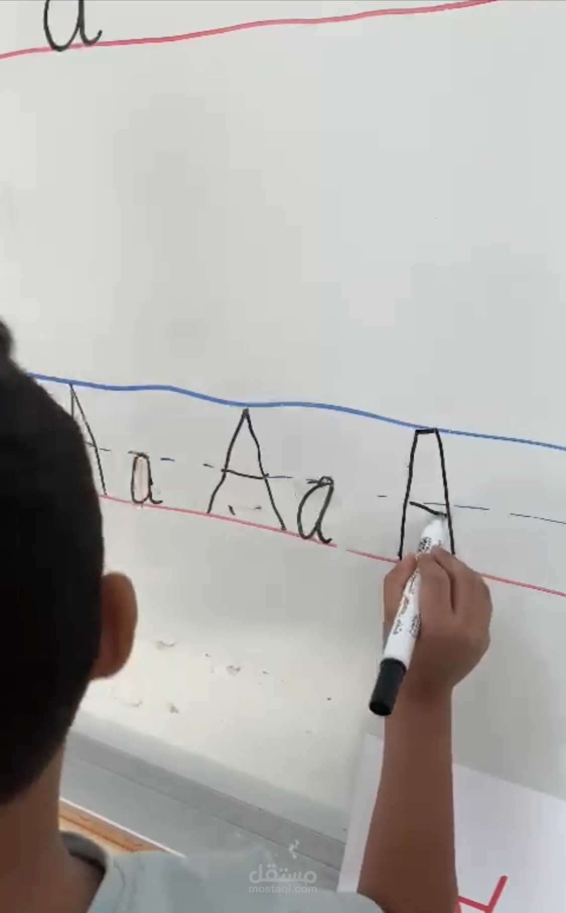 الأطفال بالمستوى الثالث KG3يقرؤون باللغة الانجليزية من داخل الفصل الدراسي