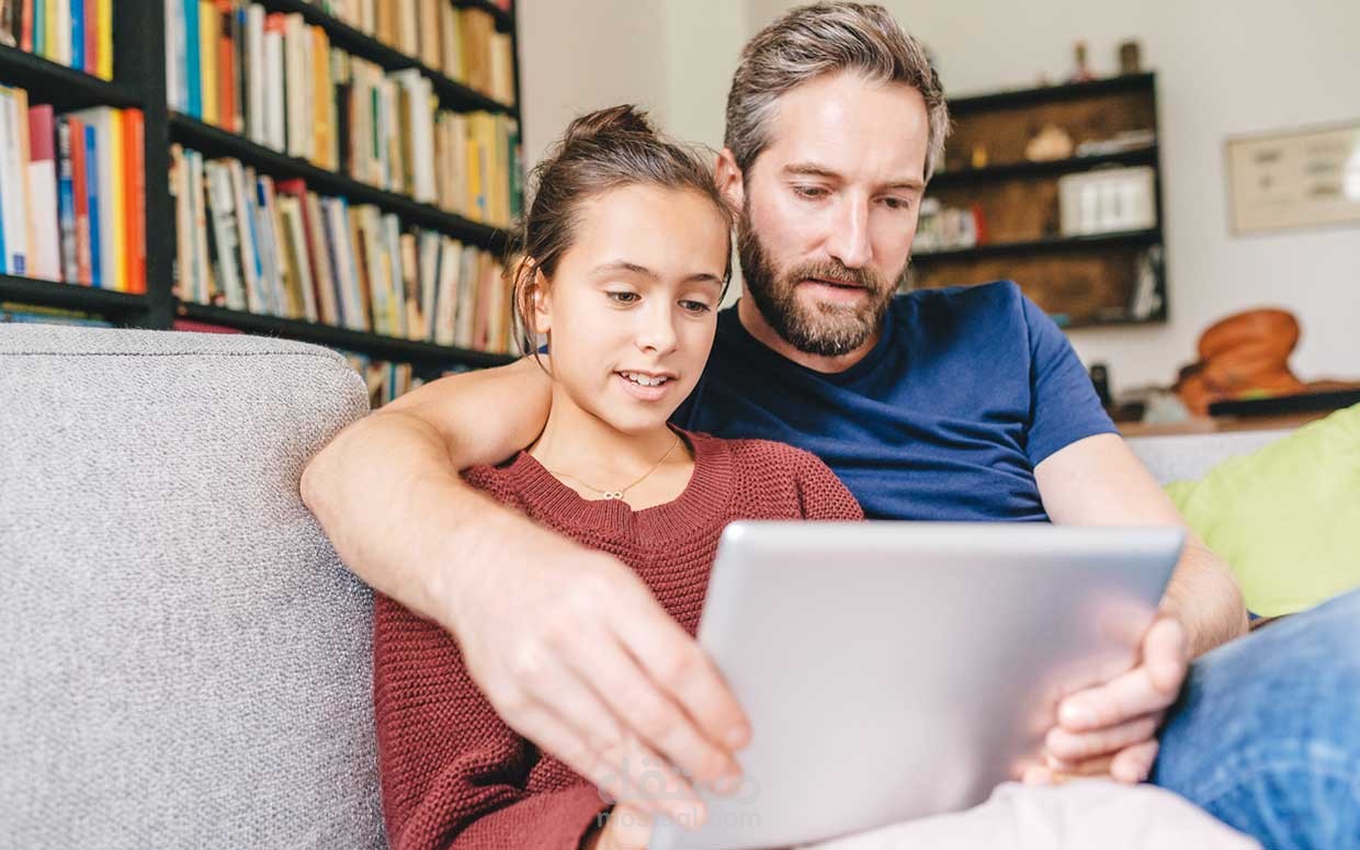 مقال بعنوان صداقة الأباء و الأبناء  جسر الوصول لحياة مستقرة