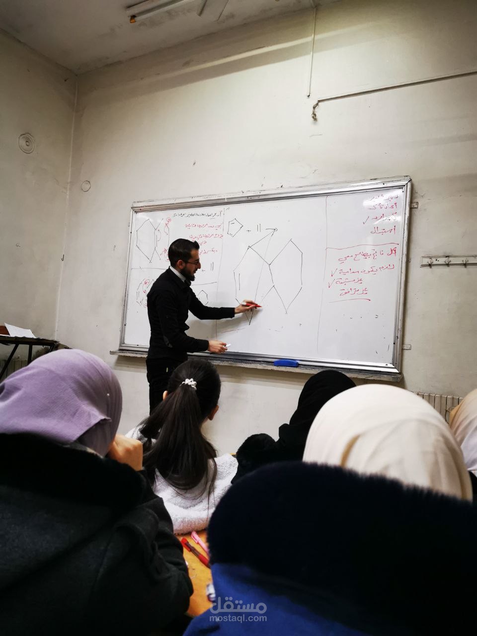 استاذ في مواد الكيمياء