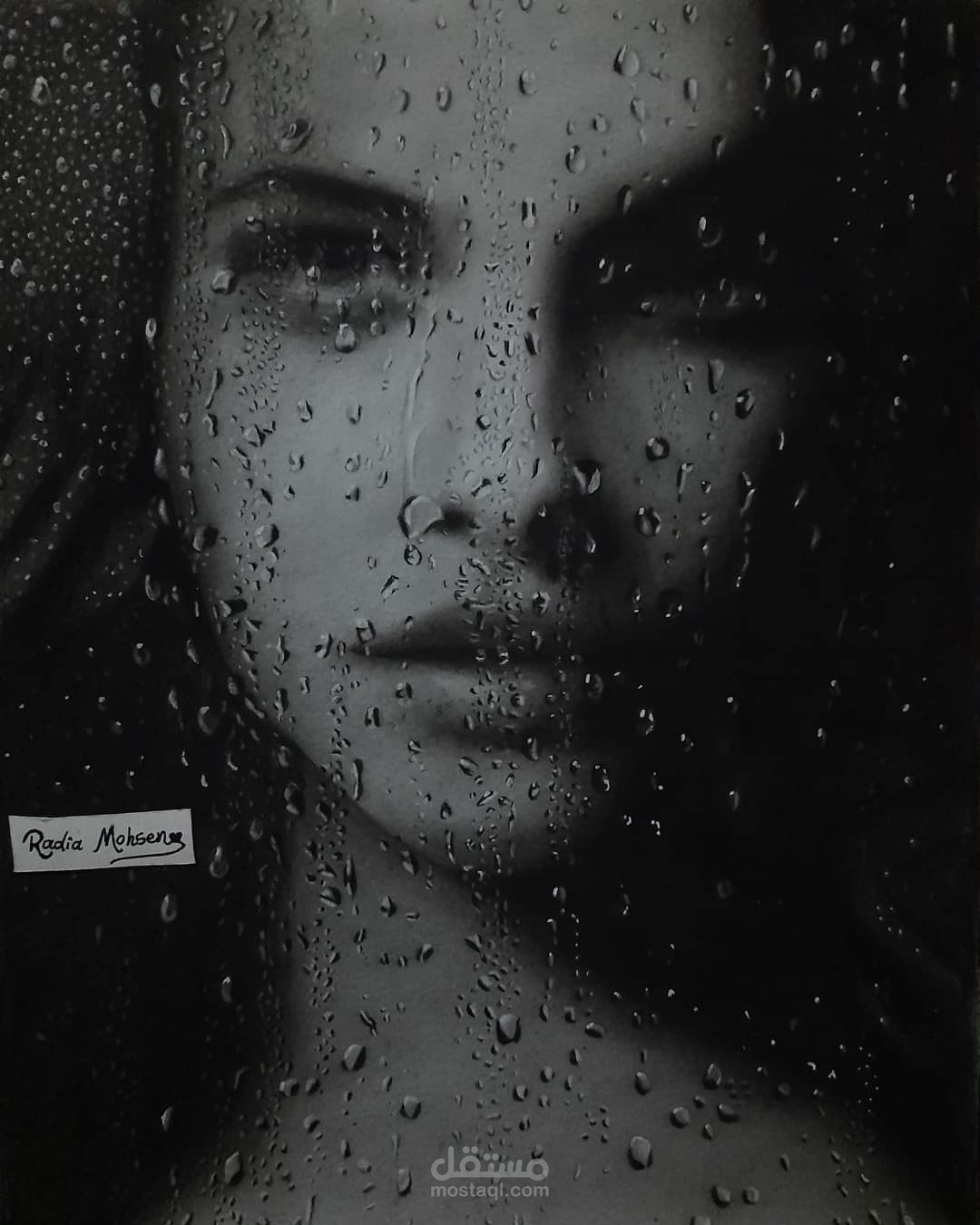 بورتريه فتاة خلف الزجاج