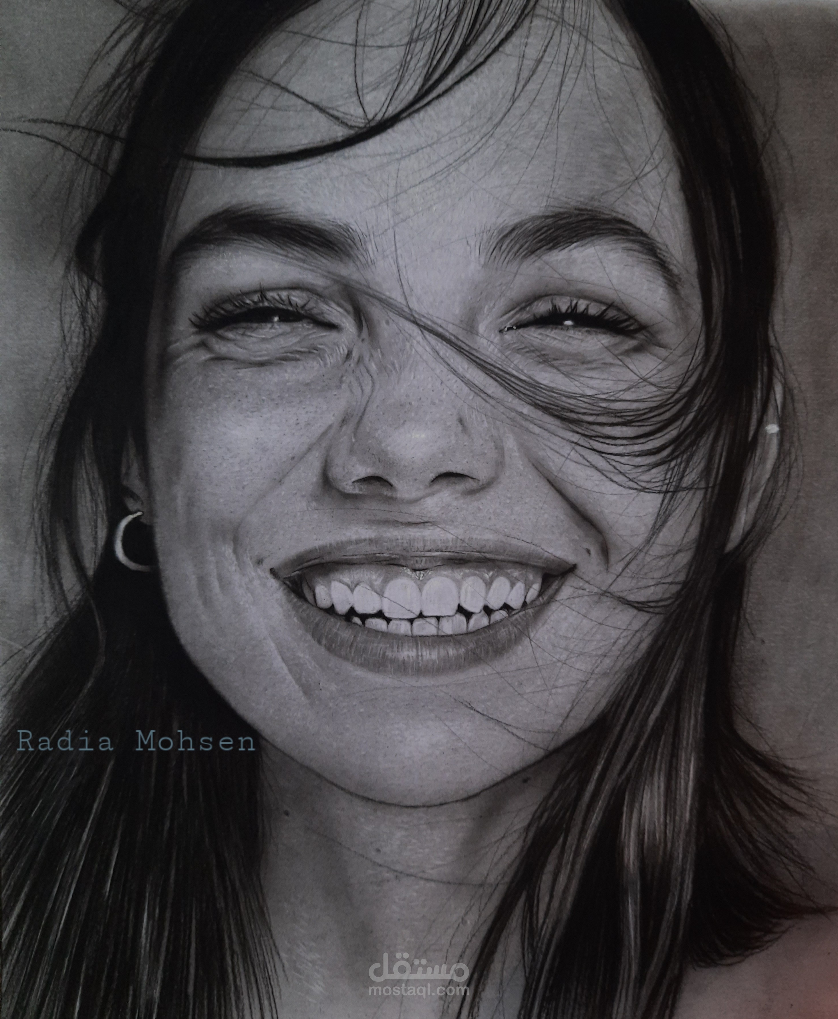 بورتريه فتاة تضحك